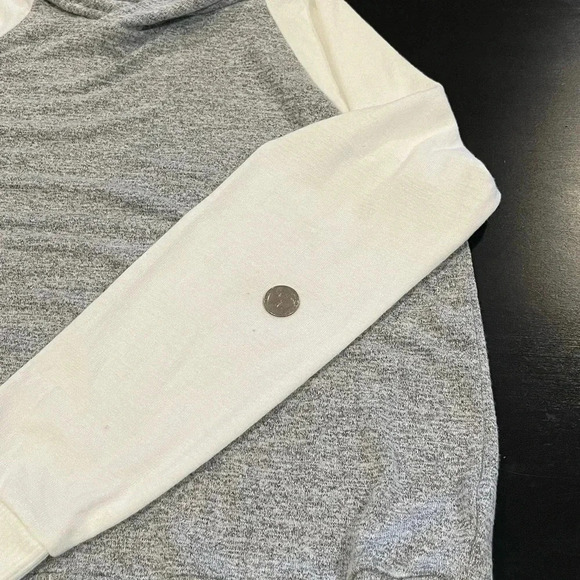 🍀2/$22 GAP Raglan Softspun Hooded Lightweight Sweater Gray White Womens Medium - Picture 9 of 12